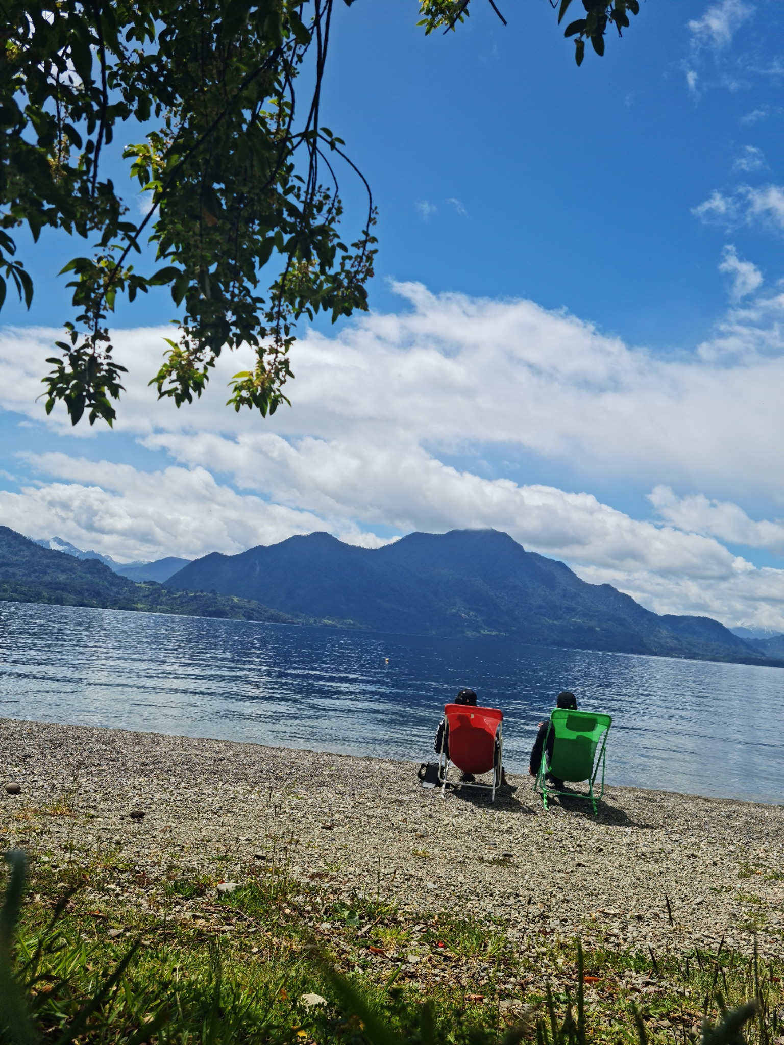 Campamento junto a un lago del sur de Chile